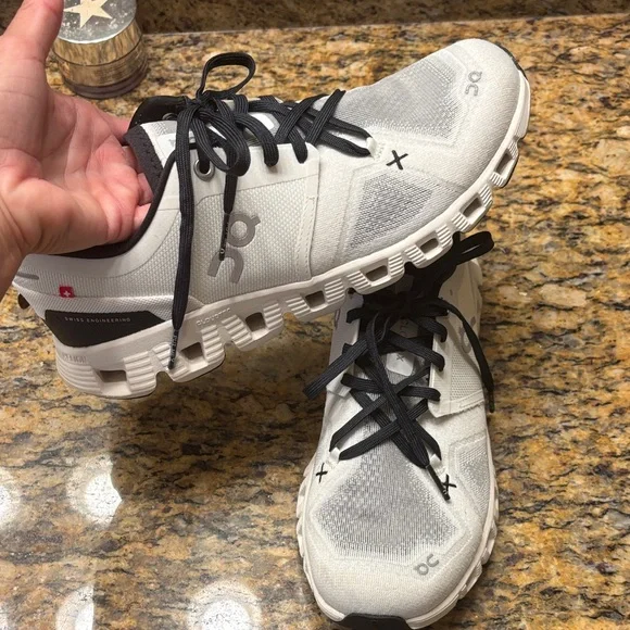 On Running women’s White and Black Athletic Shoes 8.5, great condition! - Picture 4 of 13